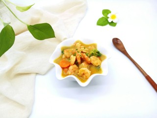 20、#东南亚风味的#椰汁咖喱虾,出锅将虾连汤一起盛入碗中。