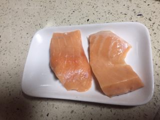 1、海苔鲜味三文鱼,三文鱼洗净