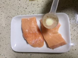 2、海苔鲜味三文鱼,正反两面码少许调味盐