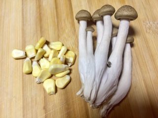 3、海苔鲜味三文鱼,玉米棒子掰下20左右甜玉米粒，盒装姬菇取6朵