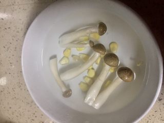 4、海苔鲜味三文鱼,玉米粒和姬菇洗净后放人盛开水的小碗里