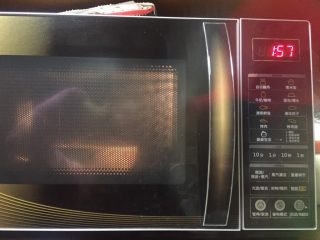 5、海苔鲜味三文鱼,放在微波炉里加热2分钟备用