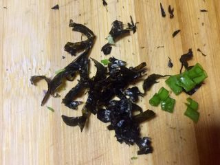 6、海苔鲜味三文鱼,寿司海苔切丝，小葱切葱花备用