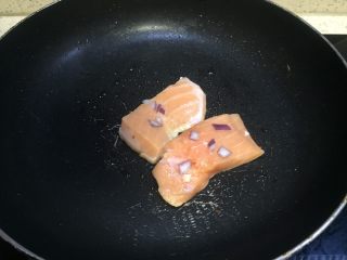 10、海苔鲜味三文鱼,放入2，在三文鱼上撒上切好的洋葱小块