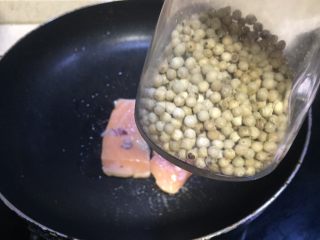 11、海苔鲜味三文鱼,现磨胡椒少许