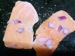 12、海苔鲜味三文鱼,如图撒在三文鱼表面