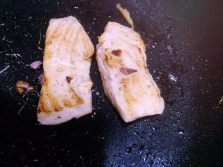 13、海苔鲜味三文鱼,注意中小火，火力不能大，一面煎上色了翻面煎另一面，单面通常煎1分半钟