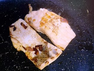 16、海苔鲜味三文鱼,三文鱼两面都煎上焦黄色了