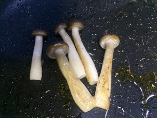 17、海苔鲜味三文鱼,姬菇也煎上色了