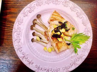 18、海苔鲜味三文鱼,装盘，撒上刚才切好的寿司海苔和甜玉米粒提味装饰，色香味都很诱人咯！