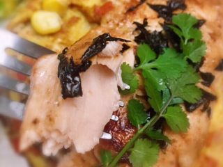 20、海苔鲜味三文鱼,来张三文鱼切开后内部的特写????，三文鱼肉特有的鲜美配上海苔的超鲜提味，姬菇的鲜和玉米粒的香甜，不仅能满足你挑剔的味蕾，而且还是不能否定的健康营养餐！主要是烹饪方法简单，人人都可上手无难度????????????
