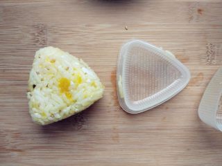 9、奶酪蝴蝶虾饭团,填入模具，压实后取出