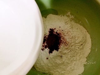 2、酒酿桂花粉红鸡蛋丸子,再倒入适量的温水。