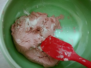 3、酒酿桂花粉红鸡蛋丸子,用括刀拌均匀后。