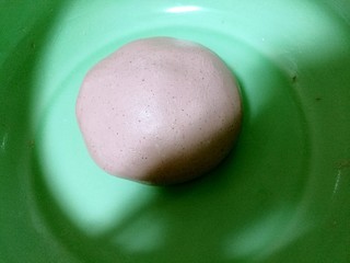 4、酒酿桂花粉红鸡蛋丸子,用手揉成一个光滑的面团。