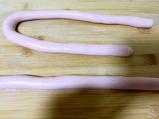 5、酒酿桂花粉红鸡蛋丸子,将面团搓成长细条。