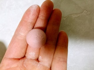 7、酒酿桂花粉红鸡蛋丸子,取一个小剂子，用手搓成小汤圆。