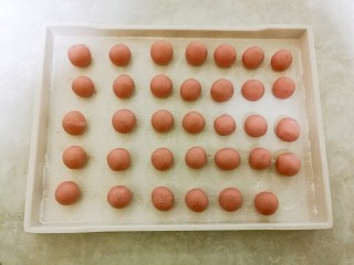 8、酒酿桂花粉红鸡蛋丸子,将所有汤圆都搓好。