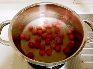 12、酒酿桂花粉红鸡蛋丸子,再放入小汤圆先煮。