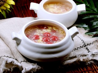 18、酒酿桂花粉红鸡蛋丸子,最后盛盘食用。