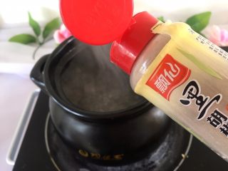 3、韩式年糕汤,大火烧开，将牛肉放入，将大蒜切末放入，放适量黑胡椒粉