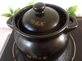 4、韩式年糕汤,盖上盖子，中小火，煮至剩三分之二的水