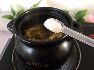 9、韩式年糕汤,加一勺盐调味