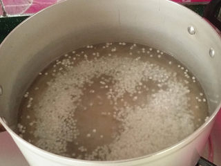 2、椰奶西米小丸子,第一步:煮西米,锅中水开倒入小西米