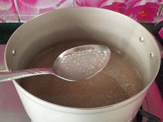 3、椰奶西米小丸子,保持沸腾边煮边搅拌、煮至尽量看不到小白芯时关火,然后盖上锅盖焖10分钟左右