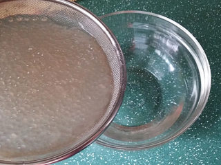 4、椰奶西米小丸子,经过盖焖的西米已经变得完全透明了,再将煮好的西米取出倒入凉开水碗中备用