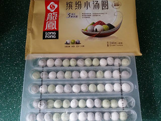 5、椰奶西米小丸子,第二步:煮丸子,从冰箱里取出小丸子,无需化冻