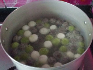 7、椰奶西米小丸子,转中小火煮至小丸子全部浮起后既可关火