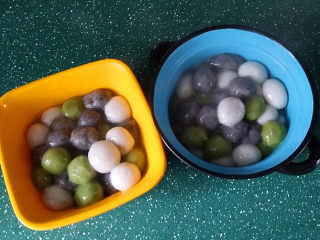 8、椰奶西米小丸子,然后用漏勺将彩色小丸子捞出放入碗中