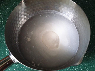 9、椰奶西米小丸子,第三步:煮椰浆,煮丸子的同时将椰子粉和清水倒入奶锅中