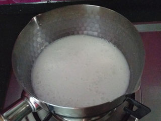 10、椰奶西米小丸子,搅拌均匀后开中小火煮至沸腾关火