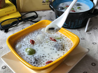 14、椰奶西米小丸子,这是经典黑芝麻口味的