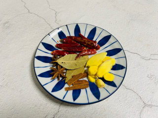 2、香辣卤鸡爪,辣椒、八角、生姜、香叶、桂皮