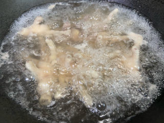 8、香辣卤鸡爪,大火烧开煮三分钟后捞起清洗干净