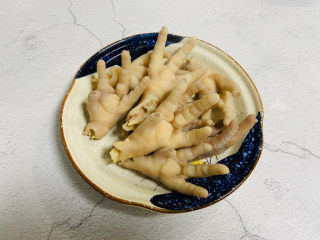 9、香辣卤鸡爪,装盘备用