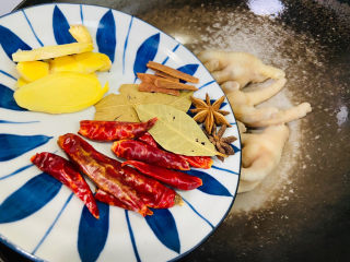 11、香辣卤鸡爪,倒入香料