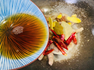 12、香辣卤鸡爪,倒入料酒