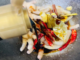 15、香辣卤鸡爪,烹入红烧汁