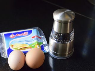 1、给宝宝吃的奶酪炒蛋,主要食材合影。