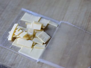 2、给宝宝吃的奶酪炒蛋,奶酪切成一厘米见方的小块。