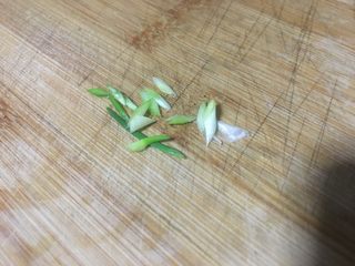 3、给宝宝吃的奶酪炒蛋,葱白切小圈。