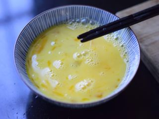 5、给宝宝吃的奶酪炒蛋,加一汤匙水打散。