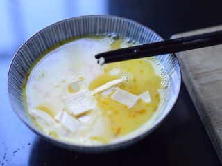 6、给宝宝吃的奶酪炒蛋,加入奶酪。