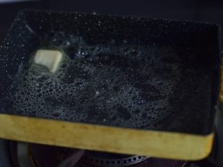 7、给宝宝吃的奶酪炒蛋,不粘锅里加入黄油，小火熔化。