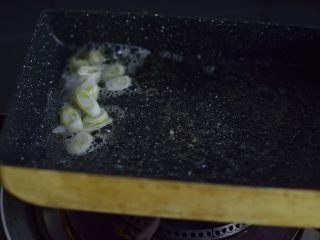 8、给宝宝吃的奶酪炒蛋,加入葱白，熬出香味。