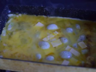 9、给宝宝吃的奶酪炒蛋,倒入蛋液，用筷子迅速划散。
